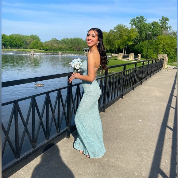 PROM DRESS - Picture 2 of 3